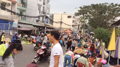 Chợ tự phát - Dễ mọc, khó dẹp