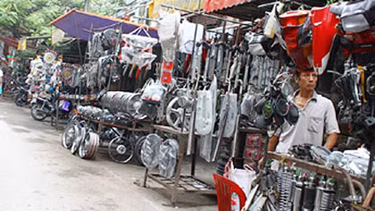Thu giữ hàng nghìn phụ tùng xe cũ tại 'chợ Trời'