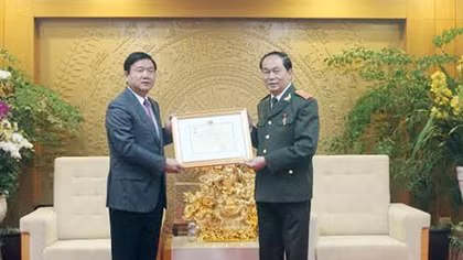 Trao Kỷ niệm chương Vì sự nghiệp phát triển GTVT Việt Nam tặng Bộ trưởng Trần Đại Quang
