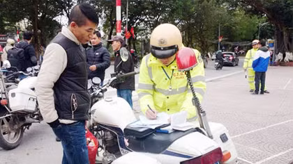Hà Nội xử phạt hơn 500 người đi bộ vi phạm Luật giao thông
