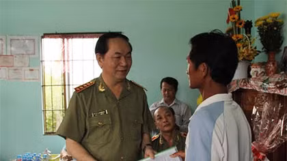 Bộ trưởng Trần Đại Quang dự lễ bàn giao nhà tình nghĩa cho thân nhân liệt sỹ CAND