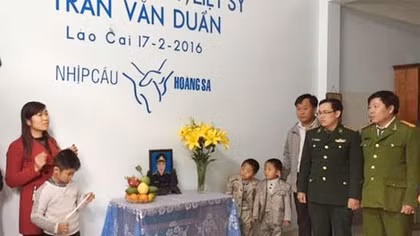 Trao nhà mới cho vợ của liệt sĩ Trần Văn Duẩn ở đồn Biên phòng A Mú Sung