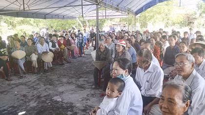 Hàng trăm người dân khốn đốn do ô nhiễm môi trường