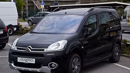 Cảnh sát truy tìm 2 chiếc xe màu đen chở những kẻ khủng bố ở Paris