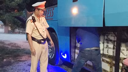 Hơn nửa tấn nội tạng động vật hôi thối ở cùng với hành khách trên xe ca