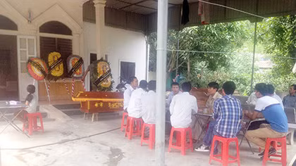 Con ruột tâm thần đâm chết bố đẻ trong đêm