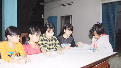 Những em nhỏ mồ côi ở làng biển Bình Minh