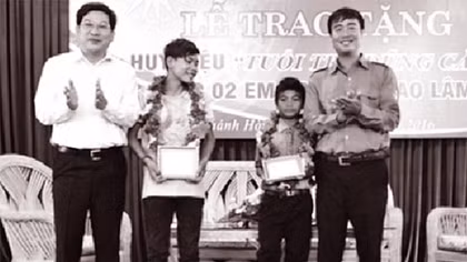 Khen thưởng hai thiếu niên cứu 5 nữ sinh thoát chết