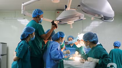 Nhiều bệnh nhân nguy kịch được cứu sống nhờ bệnh viện quận “kích hoạt báo động đỏ”