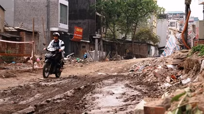Có một con đường khốn khổ giữa thủ đô Hà Nội