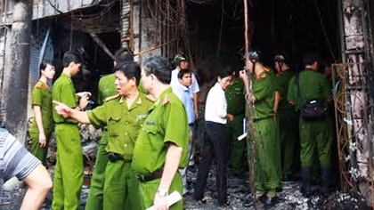 Nhiều bất ngờ khi khám nghiệm hiện trường vụ cháy 9 căn nhà làm một người tử vong