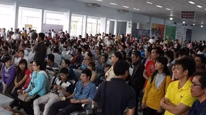 Vé “chợ đen” lộng hành ngoài ga Sài Gòn
