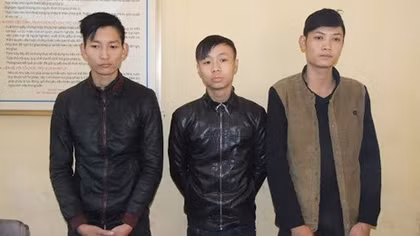 Nghi bạn chơi cờ bạc bịp, mang dao đi cướp tài sản của bạn