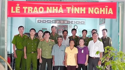 Trao nhà tình nghĩa cho gia đình chính sách