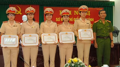 Thí điểm mô hình nữ CSGT chỉ huy, điều khiển giao thông