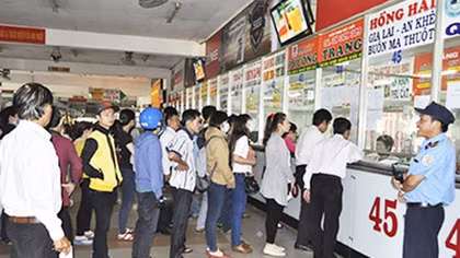 Chật vật với vé, “cò” tàu xe ngày Tết