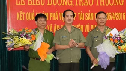 Trao thưởng cho tập thể, cá nhân phá vụ án cướp taxi