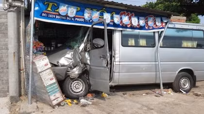 Xe khách mất lái lao thẳng vào nhà dân