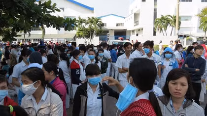 Gần 3.000 công nhân đình công vì nhận một năm thâm niên không bằng bữa ăn sáng