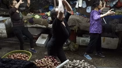 Vừa bán rau, bán thịt vừa nhảy Aerobic trong chợ ở Hà Nội