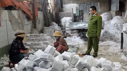 Đột kích xưởng giấy vệ sinh giả thu hơn 10 tấn nguyên liệu