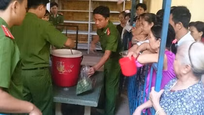 Trao tặng “nồi cháo nghĩa tình” cho bệnh nhân có hoàn cảnh khó khăn