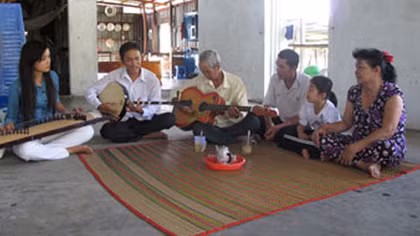 Gia đình ba thế hệ say mê nghệ thuật đờn ca tài tử