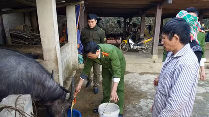 Về bản giúp dân chống rét hại