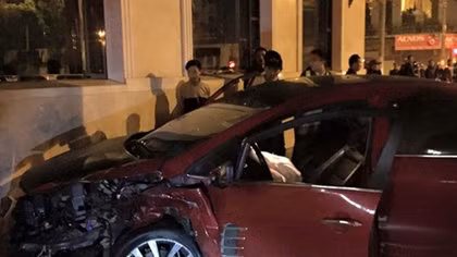 Kia K3 vượt đèn đỏ gây tai nạn lúc rạng sáng