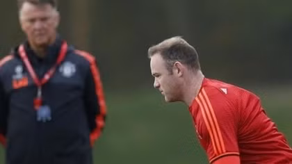 Van Gaal "tố" Rooney phản ứng khi bị ra sân