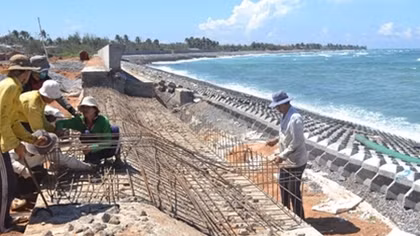 Đầu tư khoảng 3.500 tỉ đồng xây dựng hệ thống kè ngăn biển xâm thực