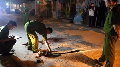 Không chịu đi nhậu, bị ném pháo vào nhà