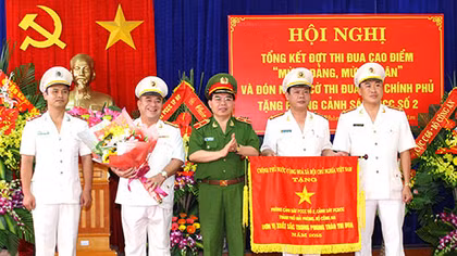 Cảnh sát PCCC Hải Phòng đón nhận cờ thi đua của Chính phủ