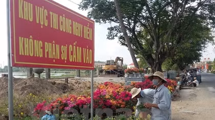 Nguy hiểm rình rập khi tổ chức chợ hoa Xuân ngay trên công trình đang thi công
