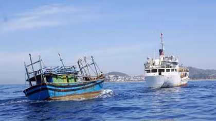 Cứu hộ an toàn 8 ngư dân tàu cá Bình Định