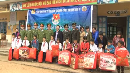 Tặng 35 suất học bổng cho học sinh dân tộc huyện Ba Chẽ