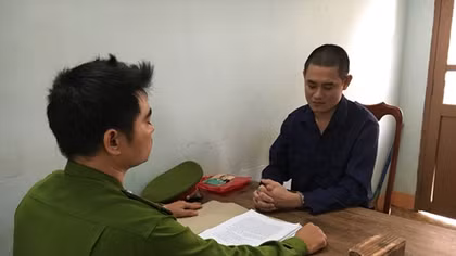 Mua hàng không được, ném gạch thẳng vào mặt chủ tiệm tạp hóa