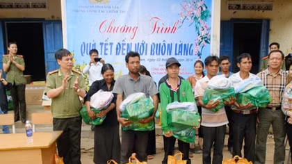 Thêm ấm lòng đồng bào buôn làng vùng sâu Đak Lak
