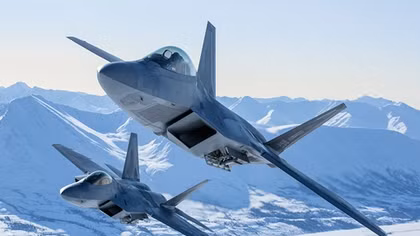 Mỹ khôi phục chương trình siêu máy bay và điều F-22 đến Romani để “nắn gân” Nga