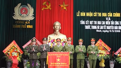 Công an TP Vinh đón nhận cờ thi đua của Chính phủ