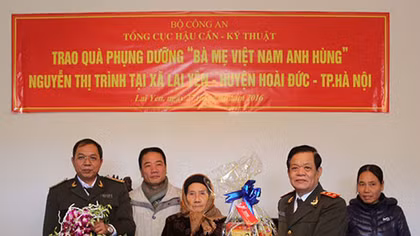 Tổng cục Hậu cần-Kỹ thuật nhận phụng dưỡng mẹ Việt Nam anh hùng Nguyễn Thị Trình