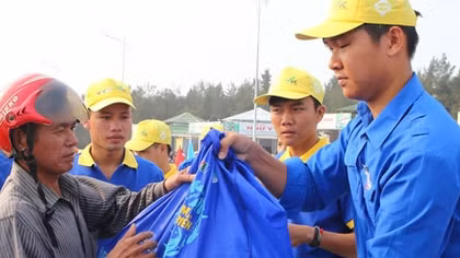 Trao tặng 1000 suất quà cho ngư dân Thừa Thiên - Huế