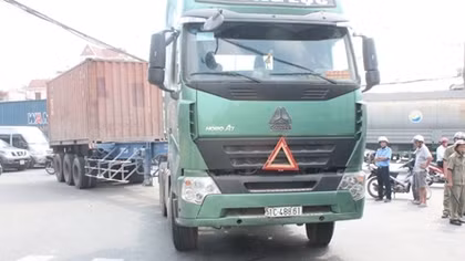 Ùn tắc nghiêm trọng sau vụ xe container đâm chết người