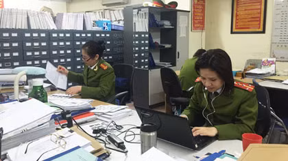 Tận tụy, cần mẫn bên những chồng hồ sơ