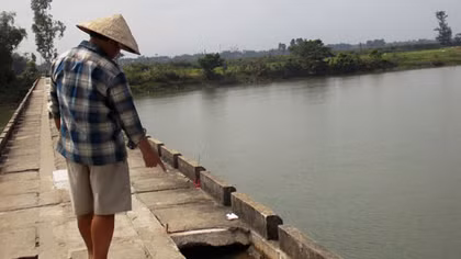 Đi ăn giỗ về, ba mẹ con ngã xe xuống sông