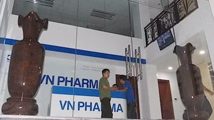 Truy tố Tổng Giám đốc VN Pharma dùng giấy chứng nhận giả tham tán đại sứ quán để tuồn thuốc chữa ung thư vào Việt Nam