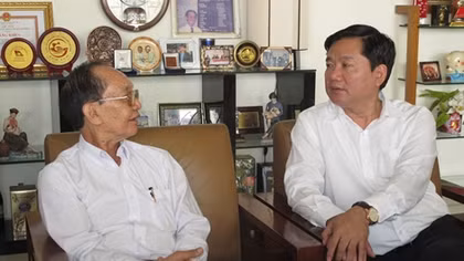 Bí thư Đinh La Thăng bàn với Giáo sư Đông A về các vấn đề nóng của ngành Y tế