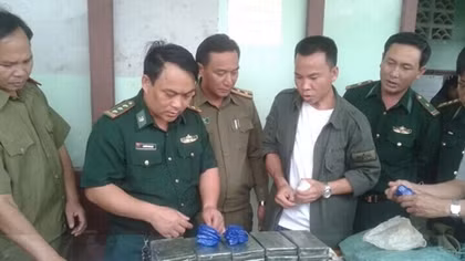 Bắt 2 đối tượng, thu giữ 36 bánh heroin và 15.000 viên ma túy tổng hợp