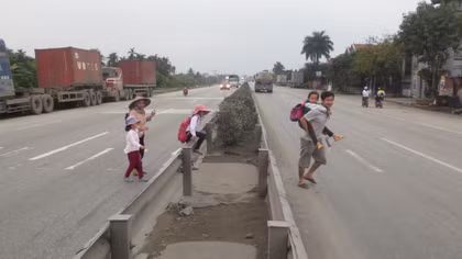 Tiềm ẩn nguy hiểm khi trèo qua dải phân cách trên QL5