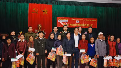 Trao quà Tết, gieo lòng nhân ái